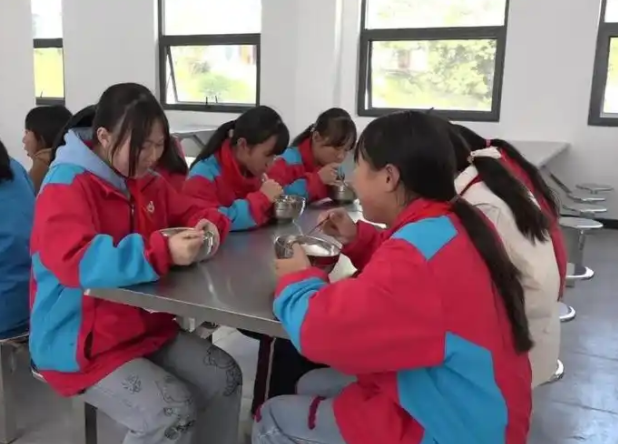 安全意识让学生把握游水技能
