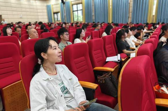 教师们则在专属课堂上快速把握从备课技巧到班级办理的实战秘籍 教师们则在专属课堂上快速把握从备课技巧到班级办理的实战秘籍